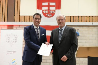 Erster Beigeordneter Alois Hansen gratuliert Bürgermeister Jürgen Hoffmann