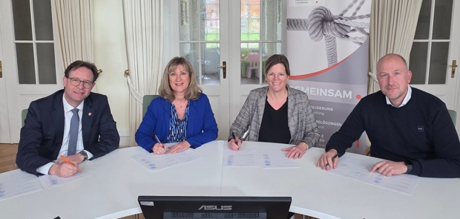 Landrätinnen und Landräte unterzeichnen die Kooperationsvereinbarung zum IKZ-Portal. V. l. n. r.: Andreas Hackethal (Landkreis Bernkastel-Wittlich), Anke Beilstein (Landkreis Cochem-Zell), Julia Gieseking (Landkreis Vulkaneifel), Andreas Kruppert (Eifelkreis)