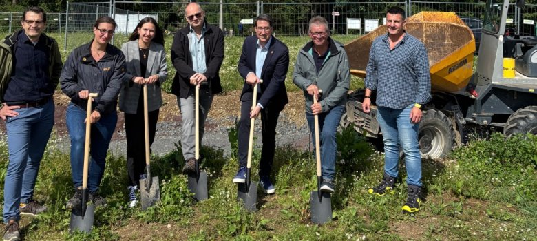 Von links im Bild: Achim Brand (zuständiges Planungsbüro für den Planungsentwurf), Sarah Meisel (Mitglied des Gemeinderates Sosberg), Larissa Wilhelmi (Zeller Land Tourismus GmbH), Jürgen Schuh (zuständiges Planungsbüro für die weitere Bauausführung), Jürgen Hoffmann (Bürgermeister der Verbandsgemeinde Zell (Mosel)), Andreas Lehnert (Ortsbürgermeister der Ortsgemeinde Sosberg) und Peter Weber (Leiter der Technischen Bauverwaltung der Verbandsgemeindeverwaltung Zell (Mosel))