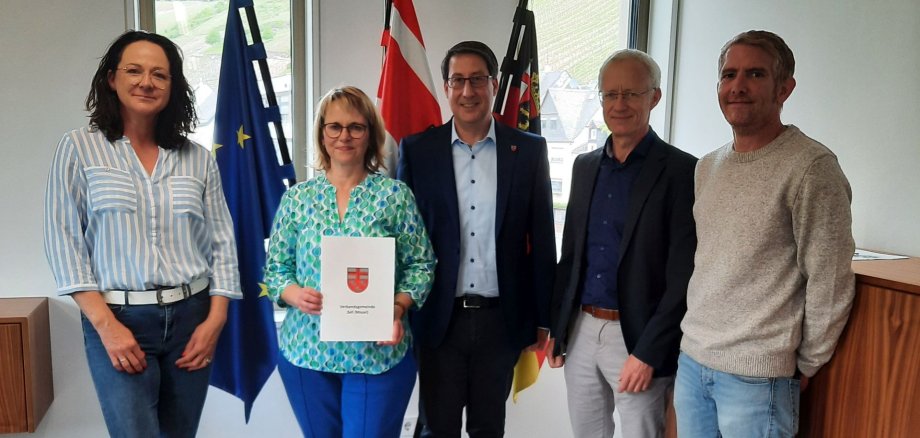 V.l.n.r: Heike Probst für den Personalrat, Sabine Rink, Bürgermeister Jürgen Hoffmann, Büroleiter Andreas Schorn, Sachgebietsleiter Finanzen Matthias Wolfs