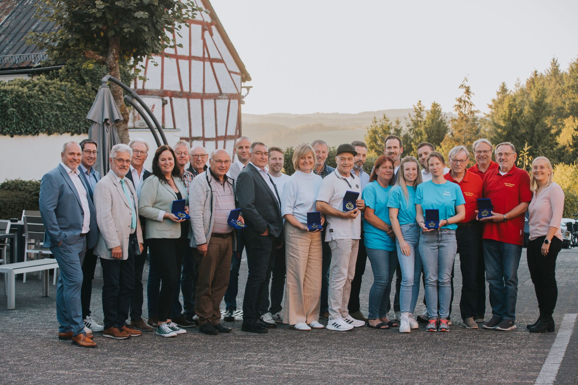 Die Gewinnerinnen und Gewinner des Westenergie LokalStars-Awards 2026 freuen sich über die Auszeichnung ihrer Projekte