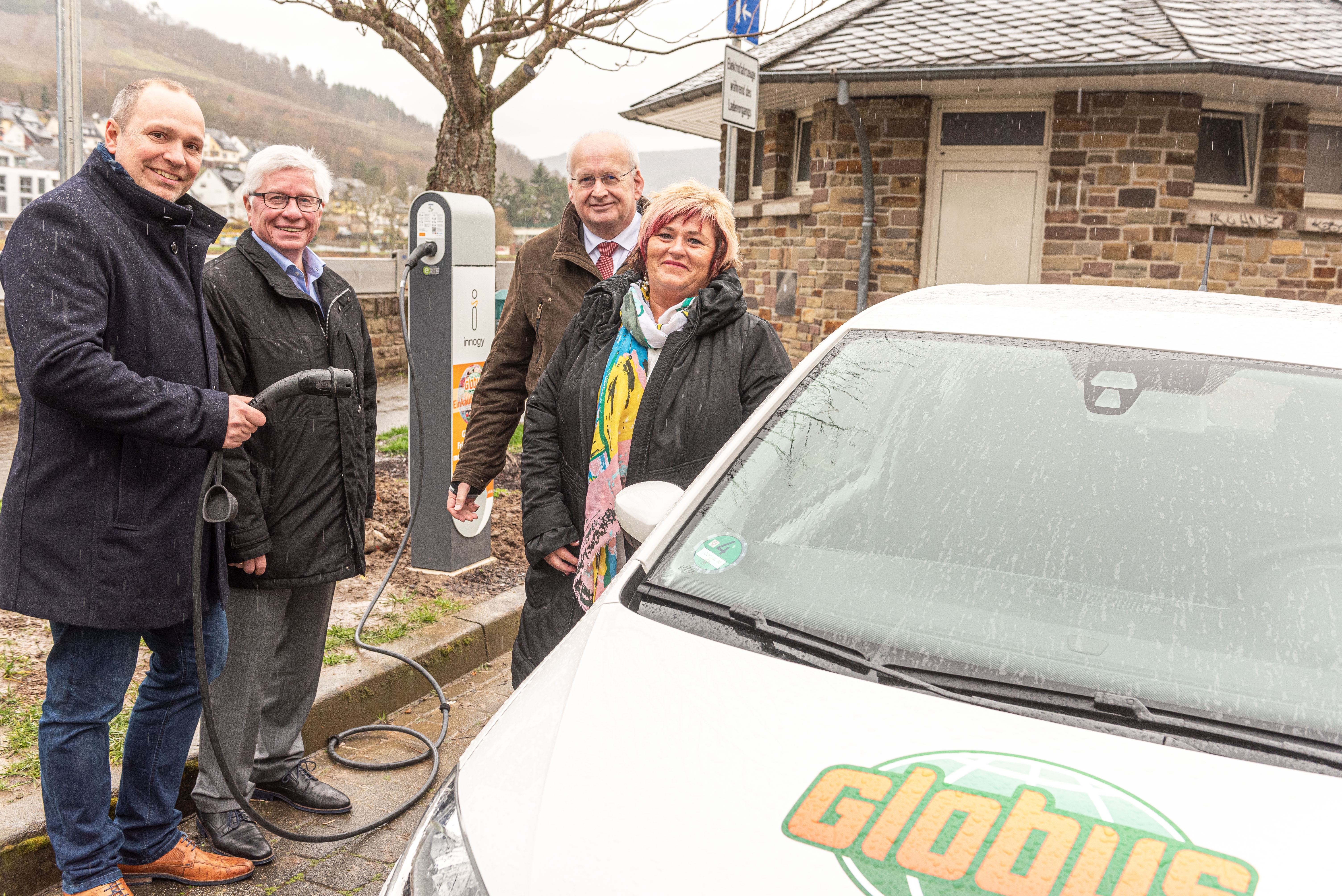 (v. l.): Gemeinsam haben Thomas Hau von innogy, Hans-Peter Döpgen, Karl Heinz Simon und Petra Kannengießer die neue Ladesäule für Autostrom in Zell in Betrieb genommen.