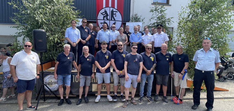 Gruppenfoto: 100-jähriges Jubiläum der FFW Grenderich und zentrale Ehrungsfeier der Feuerwehren der Verbandsgemeinde Zell (Mosel)