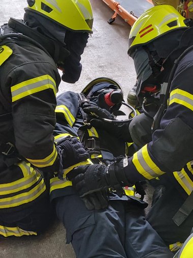 Übungstag Atemschutznotfall bei der Feuerwehr Übungstag Atemschutznotfall bei der Feuerwehr