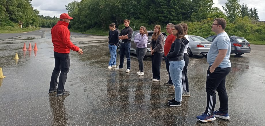 Matthias von der Kreisverkehrswacht Rhein-Hunsrück e.V. mit den Teilnehmern des Fahrsicherheitstrainings Matthias von der Kreisverkehrswacht Rhein-Hunsrück e.V. mit den Teilnehmern des Fahrsicherheitstrainings