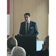Bürgermeister Jürgen Hoffmann begrüßt die Anwesenden in seiner Rede zur Eröffnungsfeier